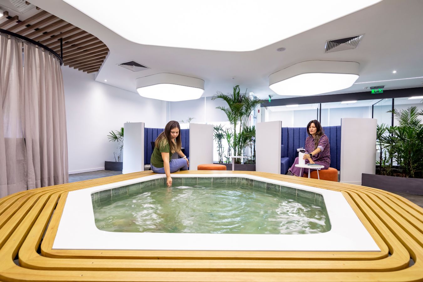 Aseguradora Yacyreta - Central indoor water feature with hexagonal bench seating for wellness - Contract Workplaces.jpg